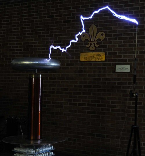 Tesla coil hitting pole