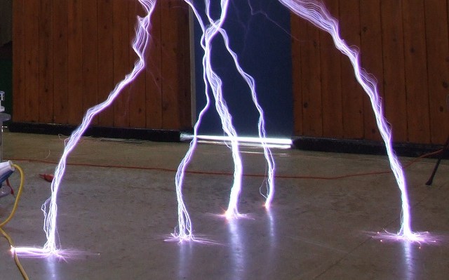 Tesla coil ground strike