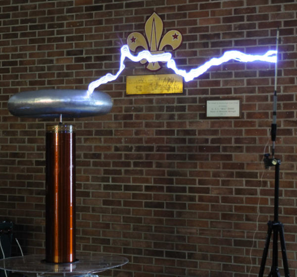 Big tesla coil arc to pole